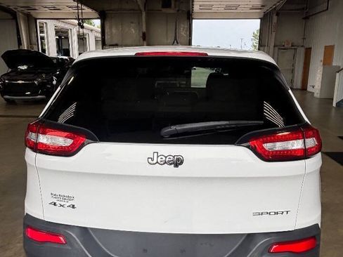 Used 2017 Jeep Cherokee Sport AWD/4WD image 9