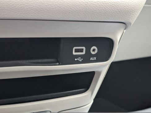 Used 2018 Chrysler Pacifica Touring-L image 25