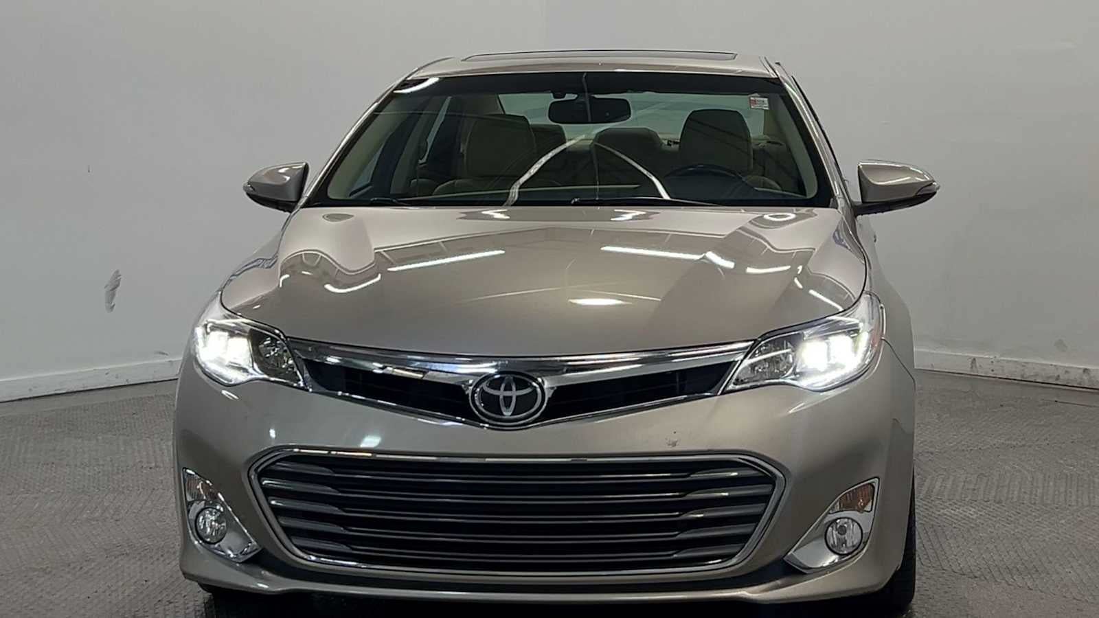 Used 2015 Toyota Avalon Limited w/ Technology Package FWD image 3