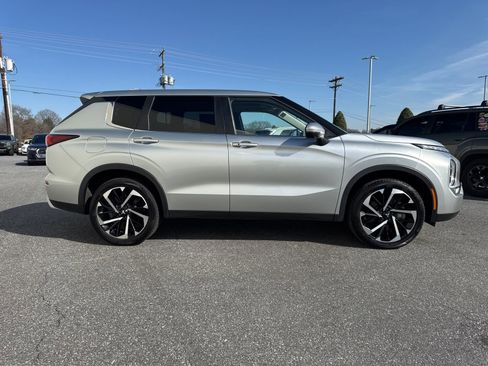 Used 2024 Mitsubishi Outlander SE Black Edition image 8