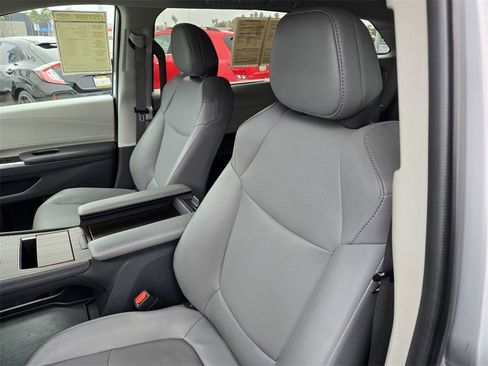 Used 2022 Toyota Sienna XLE image 12