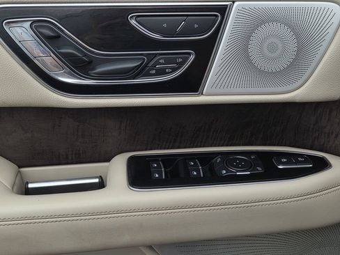 Used 2019 Lincoln Navigator Reserve AWD/4WD image 18