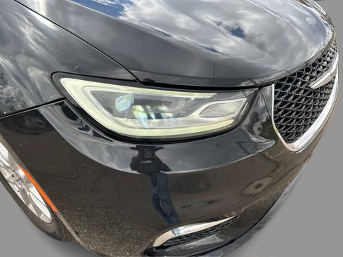 Used 2023 Chrysler Pacifica Touring-L FWD image 42