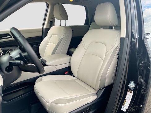 Used 2025 Nissan Pathfinder SL AWD/4WD image 18