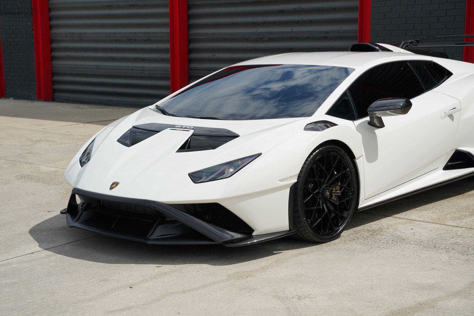Used 2023 Lamborghini Huracan STO RWD image 9