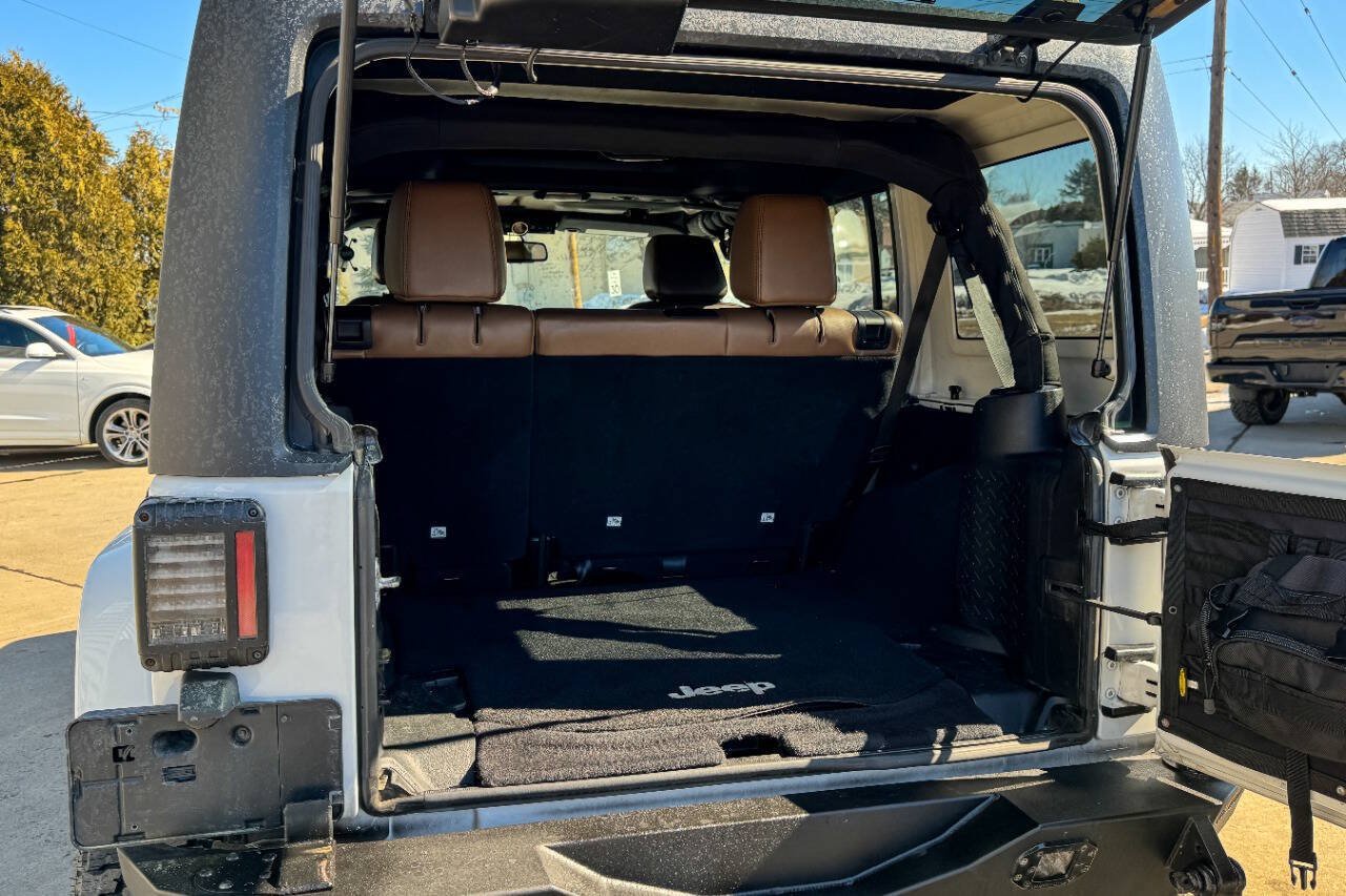 Used 2014 Jeep Wrangler Unlimited Sahara w/ Dual Top Group AWD/4WD image 22