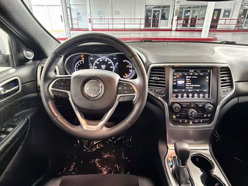 Used 2018 Jeep Grand Cherokee Altitude image 16