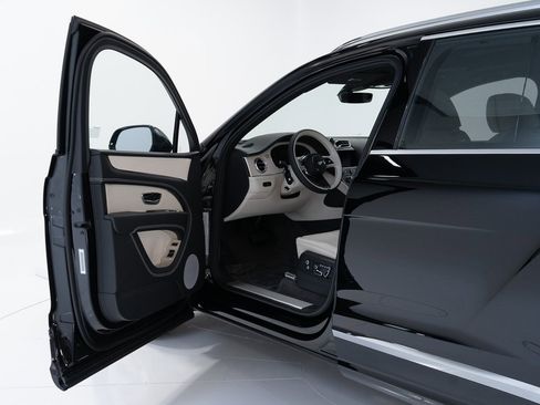 New 2025 Bentley Bentayga V8 image 9