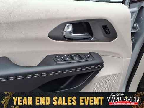 Used 2023 Chrysler Pacifica Touring-L image 6