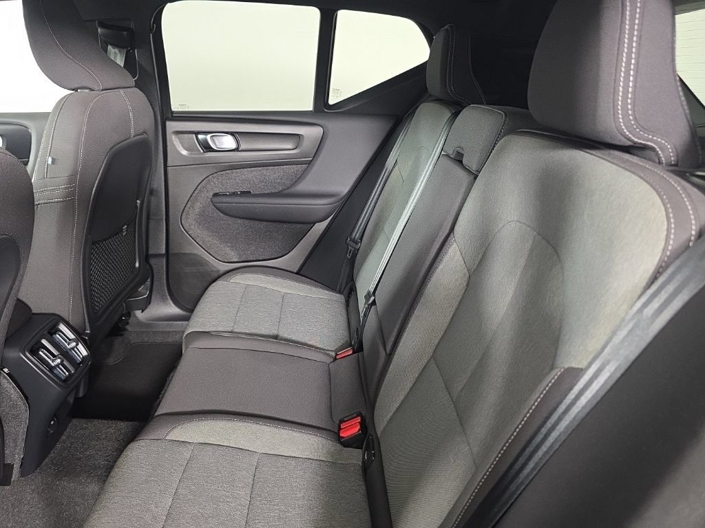 Used 2024 Volvo XC40 B5 Core AWD/4WD image 28