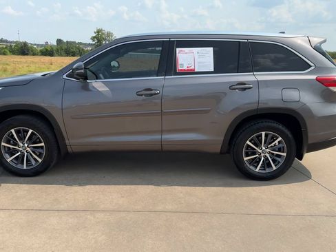 Used 2017 Toyota Highlander XLE FWD image 6
