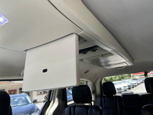 Used 2014 Chrysler Town & Country Touring FWD image 14