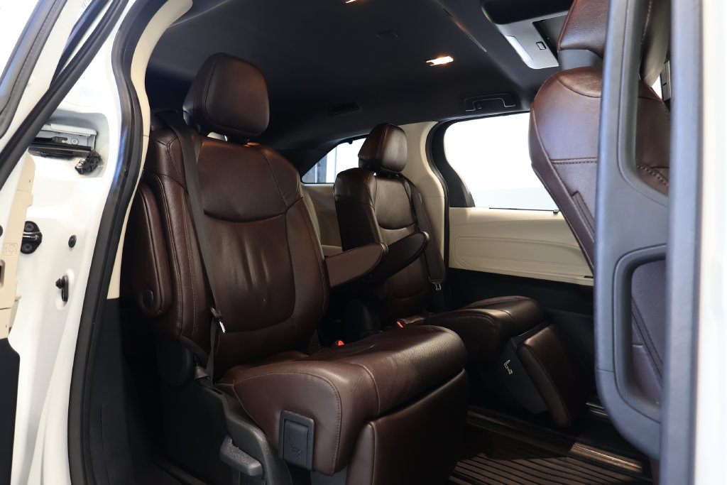 Used 2024 Toyota Sienna Platinum FWD image 23