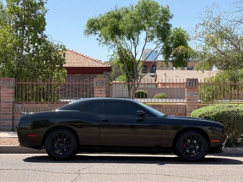 Used 2018 Dodge Challenger SXT image 9