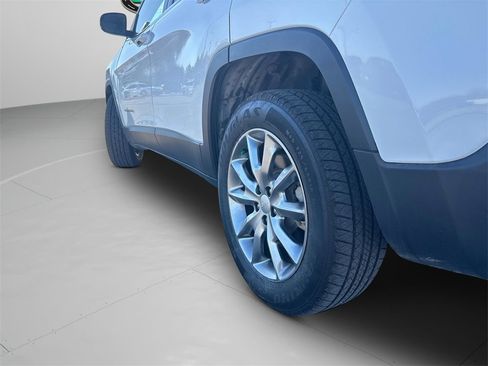 Used 2018 Jeep Cherokee Limited image 29