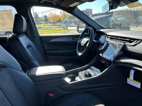 New 2025 Jeep Grand Cherokee Altitude image 23