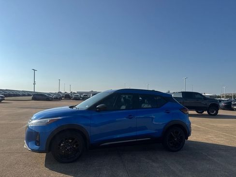 Used 2023 Nissan Kicks SR w/ SR Premium Package FWD image 11