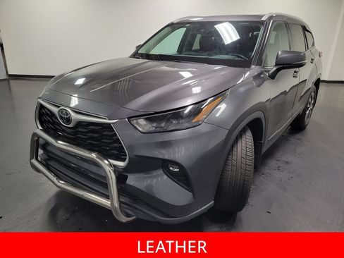Used 2022 Toyota Highlander XLE AWD/4WD image 4