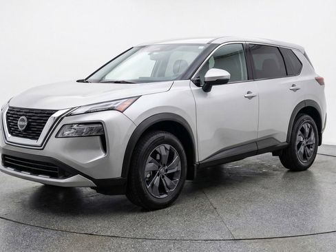 Used 2025 Nissan Rogue SV FWD image 3