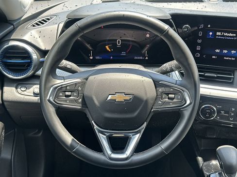 Used 2025 Chevrolet Trax LT w/ LT Convenience Package FWD image 19