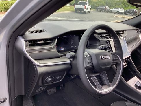 Used 2024 Jeep Grand Cherokee L Laredo image 8