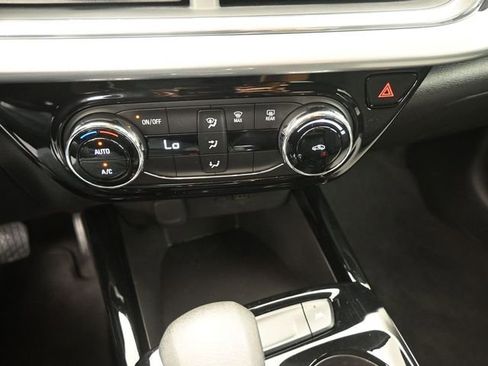 Used 2025 Chevrolet Trax LT image 9