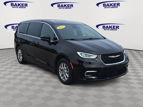Used 2025 Chrysler Pacifica Select FWD image 3