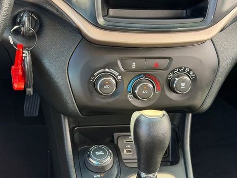 Used 2015 Jeep Cherokee Sport image 18