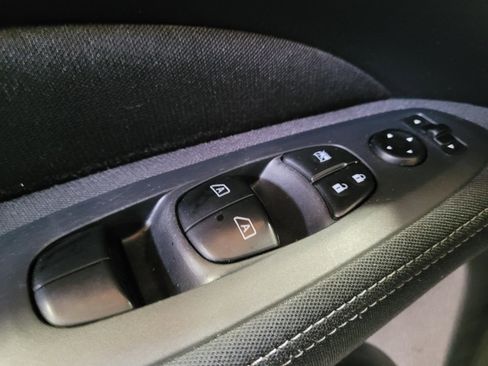 Used 2017 Nissan Pathfinder SV image 27