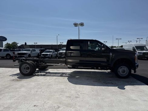 New 2026 Ford F550 4x4 Crew Cab image 2