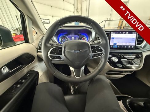 Used 2023 Chrysler Pacifica Touring-L w/ Uconnect Theater Family Group AWD/4WD image 15