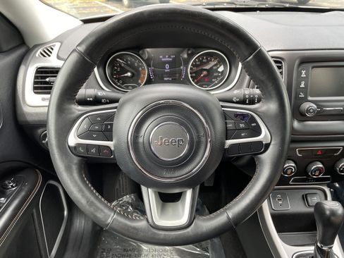 Used 2018 Jeep Compass Latitude FWD image 19
