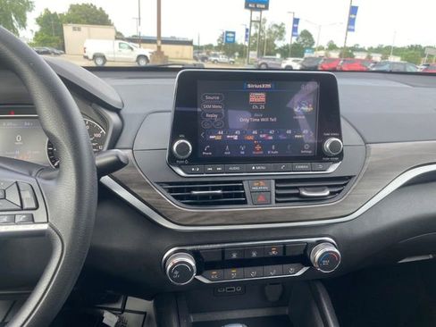 Used 2025 Nissan Altima 2.5 SV FWD image 22