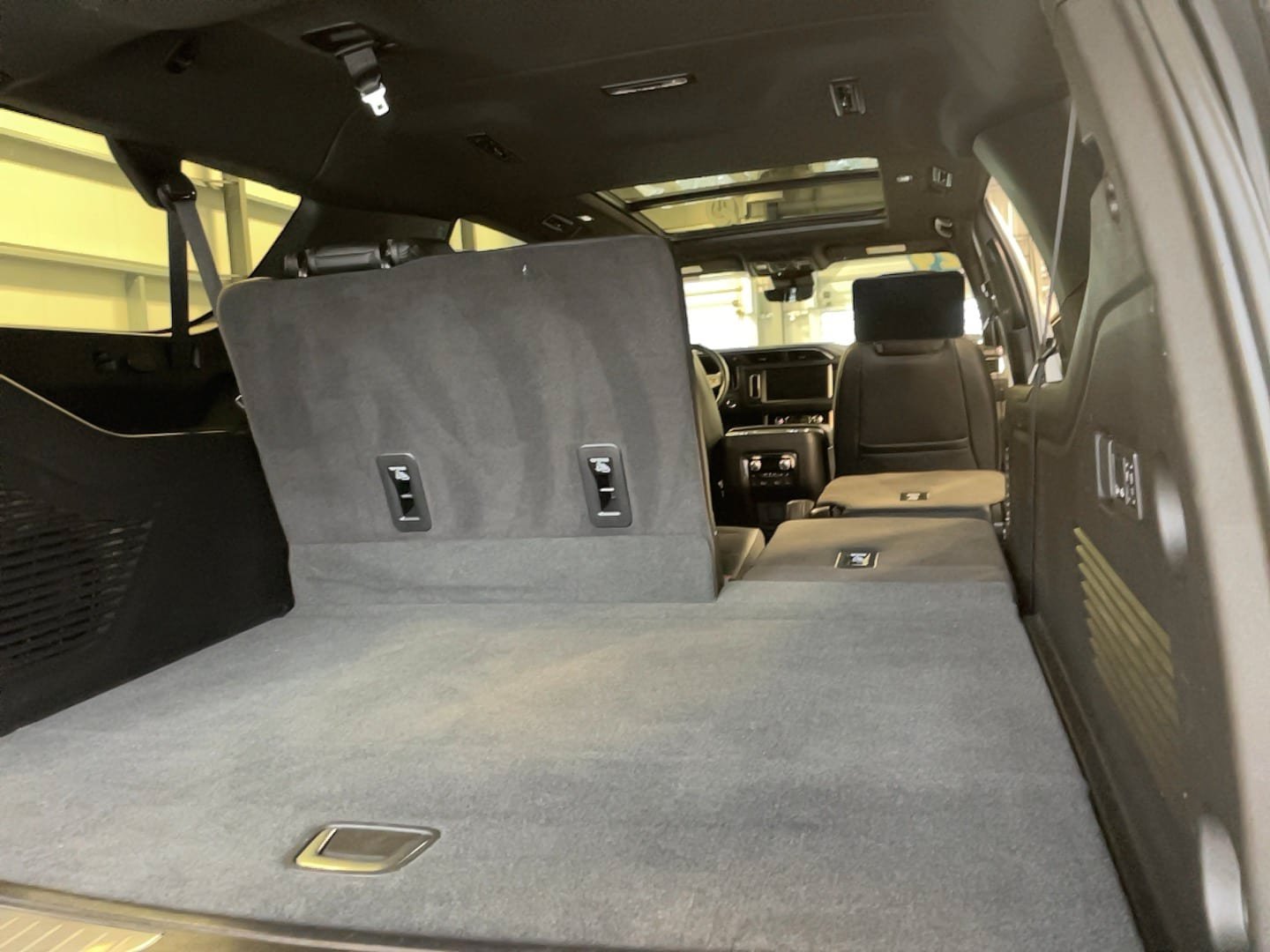 Used 2024 GMC Yukon XL Denali w/ Advanced Technology Package AWD/4WD image 33