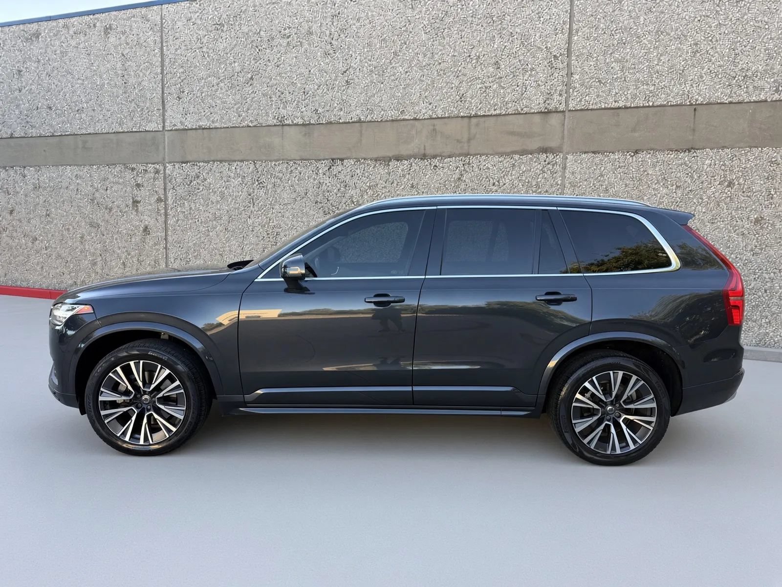 Used 2022 Volvo XC90 T5 Momentum w/ Advanced Package AWD/4WD image 3