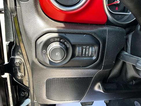 Used 2019 Jeep Wrangler Unlimited Rubicon w/ Cold Weather Group AWD/4WD image 15