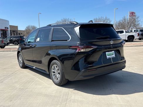 New 2026 Toyota Sienna XLE image 3