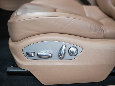 Certified 2024 Porsche Macan AWD/4WD image 25