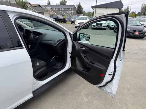 Used 2016 Ford Focus SE FWD image 16