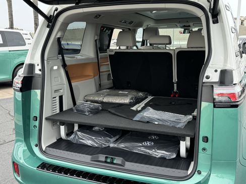 Used 2025 Volkswagen ID. Buzz 1st Edition image 42