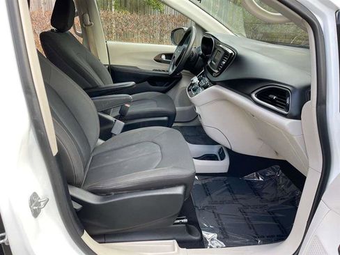 Used 2017 Chrysler Pacifica LX image 10