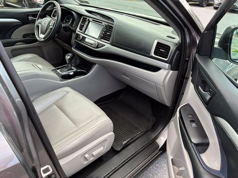 Used 2019 Toyota Highlander XLE AWD/4WD image 22