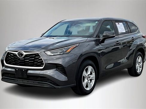 Used 2023 Toyota Highlander L image 2