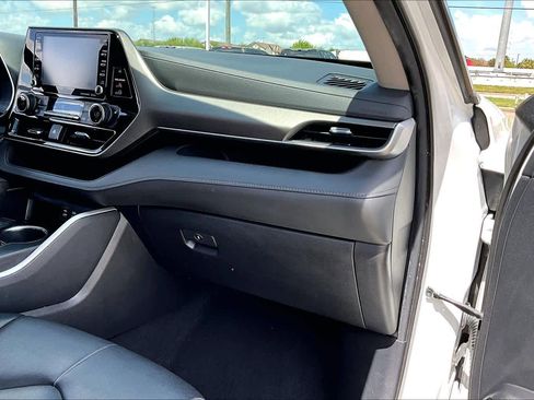 Used 2022 Toyota Highlander XLE image 19