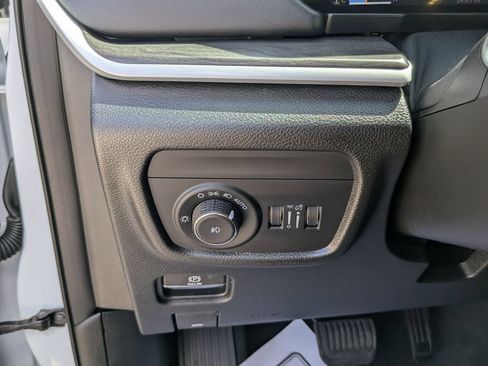Used 2025 Jeep Grand Cherokee L Limited w/ Black Appearance Package RWD image 31