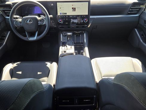 Used 2025 Lexus GX 550 w/ Accessory Package (32) AWD/4WD image 5