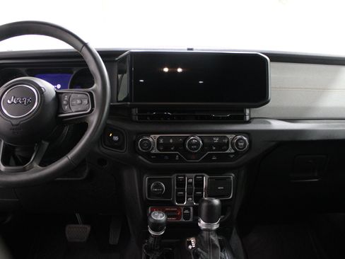 Used 2024 Jeep Wrangler Unlimited AWD/4WD image 2