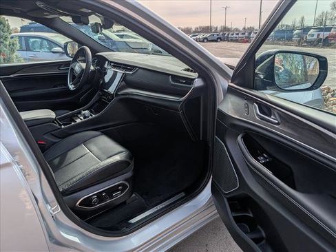 Used 2025 Jeep Grand Cherokee L Overland w/ Luxury Tech Group IV image 12