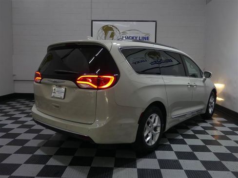 Used 2020 Chrysler Pacifica Touring-L w/ Tire & Wheel Group FWD image 10