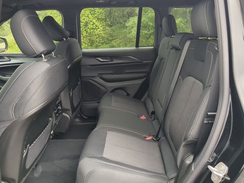 New 2025 Jeep Grand Cherokee Laredo X w/ Luxury Tech Group I image 12